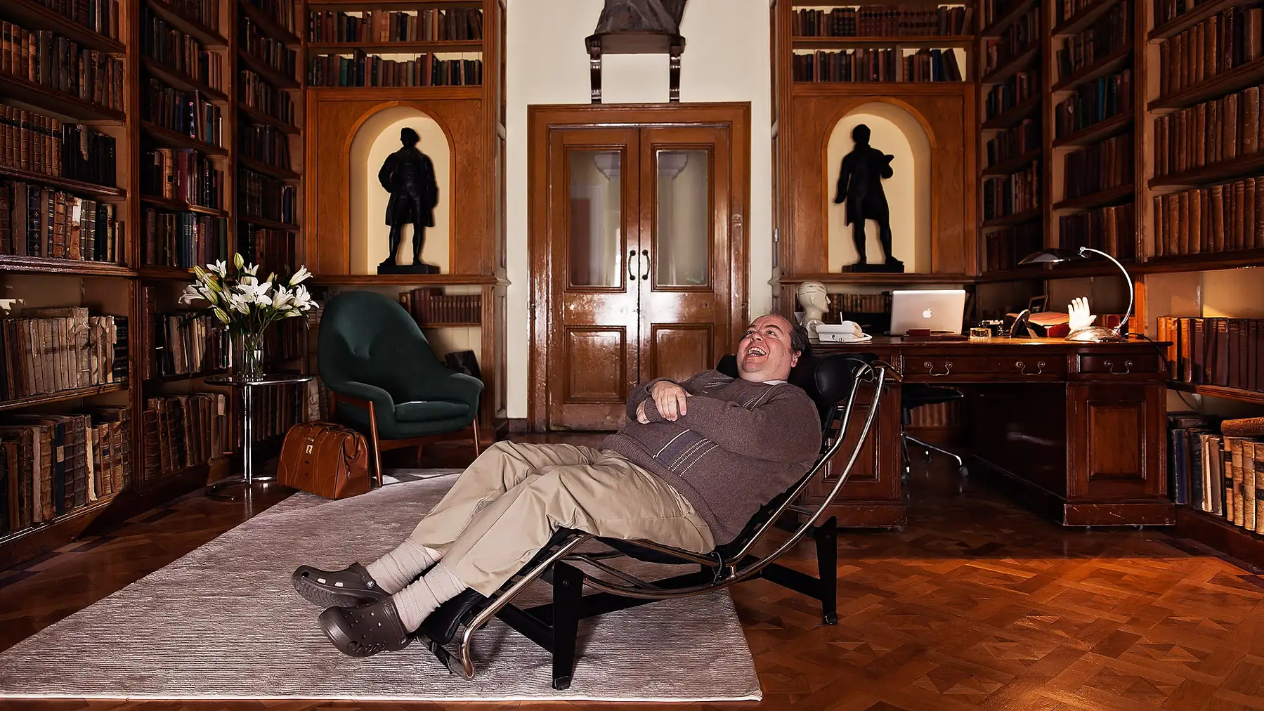 Unit still photograph 0022 with character-led behind-the-scenes look